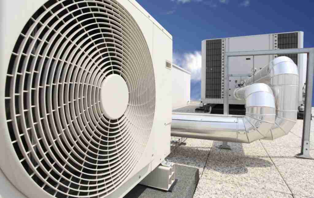 Técnico de Airea2 instalando una bomba de calor aerotérmica con materiales certificados